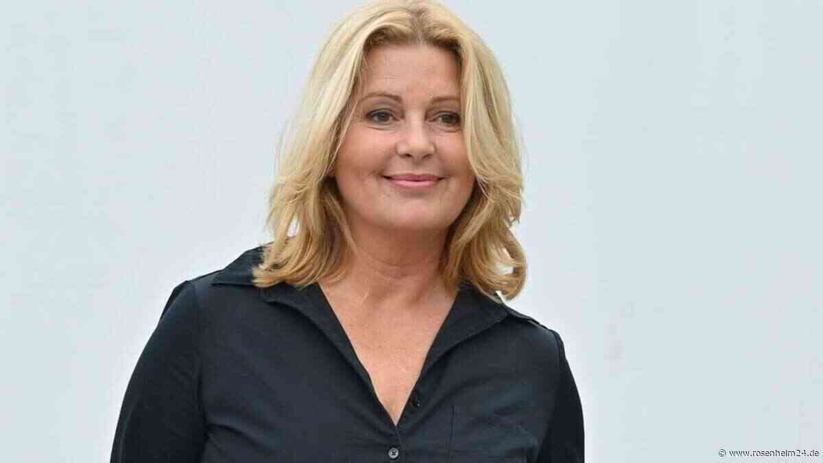 „Rosenheim-Cops“-Star zeigt neues Dirndl – bei einem Detail protestieren die Fans: „Geht gar nicht!“