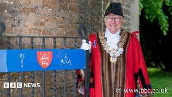 Mayor launches hunt for lost piece of gold chain
