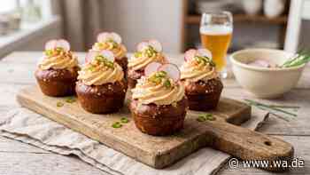 Frisch gebackene Laugen-Muffins mit cremigem Obazda-Topping