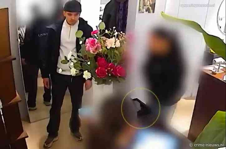 Brutale dief gezocht na stelen negen ringen uit juwelierszaak in Amsterdam