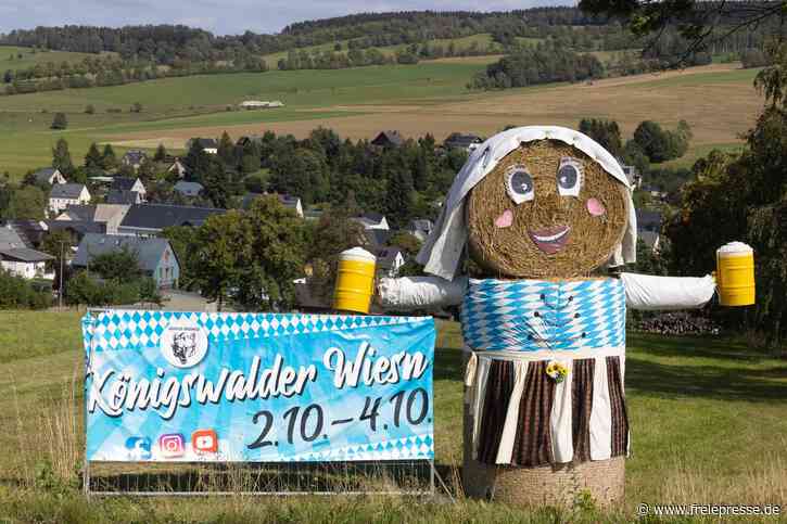 Dorf im Erzgebirge bereitet sich auf „Wiesn“ vor: Strohpuppe im Dirndl grüßt