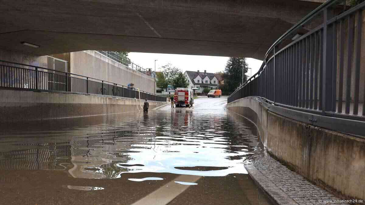 Vollsperrung in Mühldorf: Bahnunterführung durch Starkregen unter Wasser