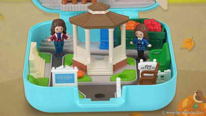 Nothing feels more perfect for the fall season than Mattel's new official Gilmore Girls Polly Pocket compact