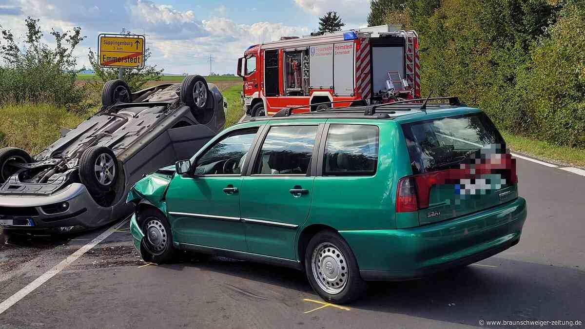 Verkehrsunfall in Emmerstedt: Auto landet auf dem Dach, Ersthelfer befreien Fahrer