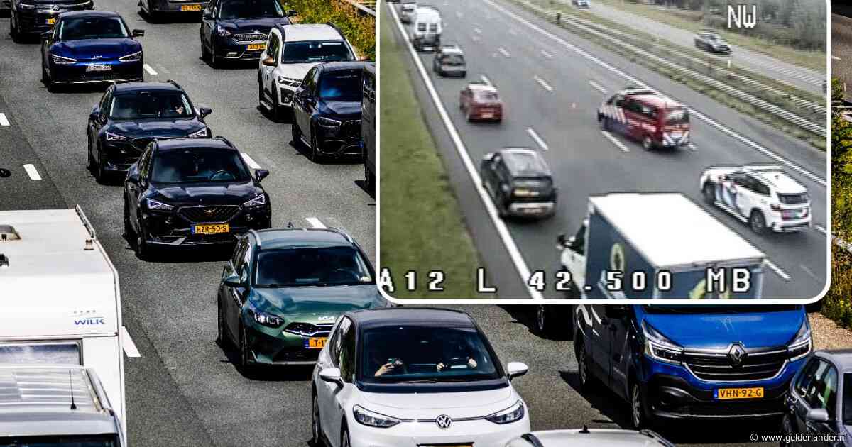 Enorme file na ongeluk op A12: drie uur vertraging, Rijkswaterstaat adviseert om reis uit te stellen