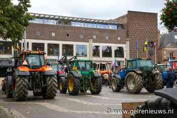 Boeren demonstreren bij provinciehuis, trekker met vals kenteken in beslag genomen