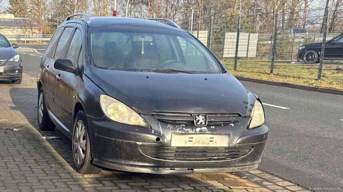 „Etliche Geschichten aufgetischt“: Mann fährt Kind zur Schule – ohne Autokennzeichen und Fahrerlaubnis
