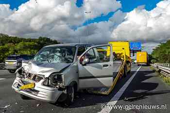 Auto botst hard achter op vrachtwagen