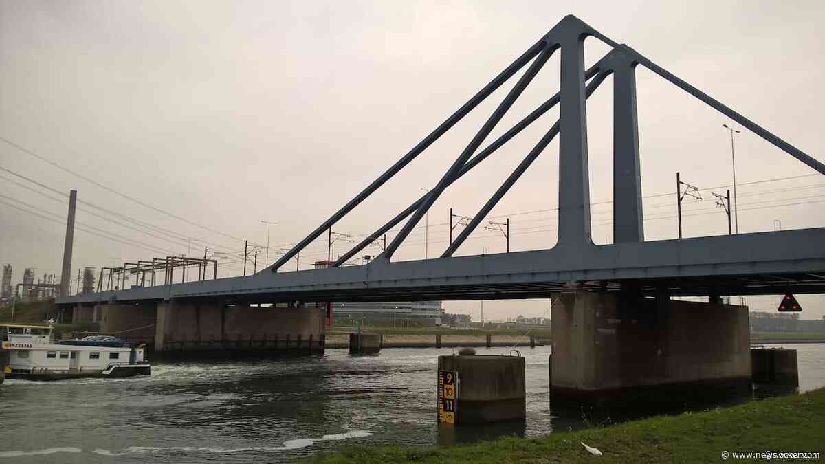 Scheuren ontdekt in brug richting Maasvlakte, verkeer moet over vluchtstrook