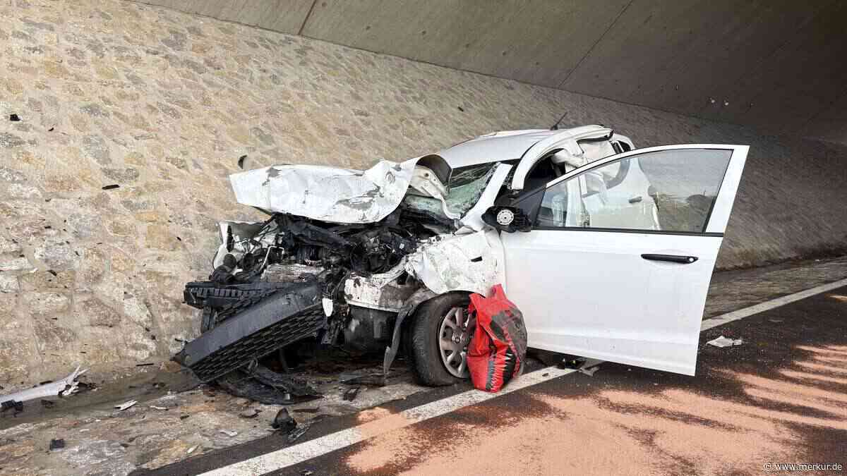 Falschfahrer crasht in den Gegenverkehr: Toyota-Beifahrerin schwebt in Lebensgefahr