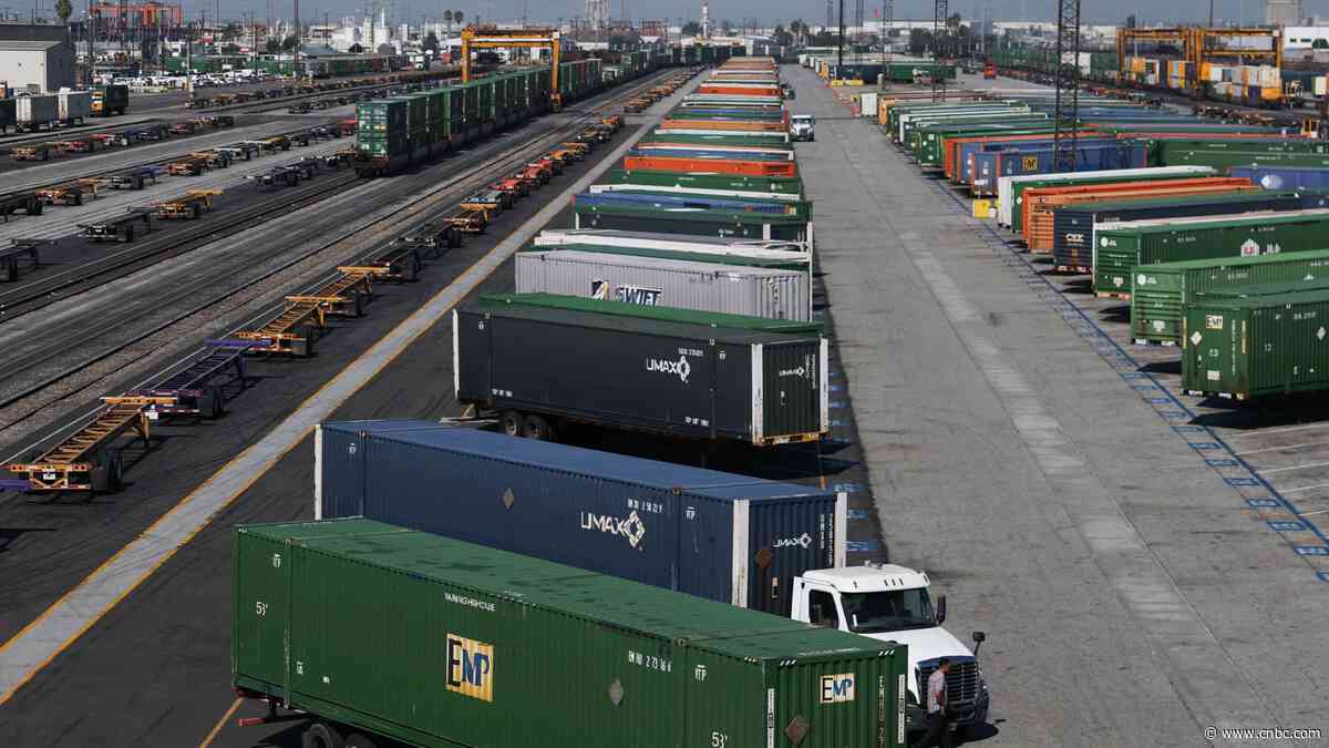 'Science fiction': Transport companies — the backbone of economy — are sounding alarm on fuel prices