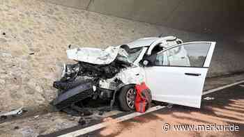 Falschfahrerin crasht in den Gegenverkehr: Hyundai-Beifahrerin schwebt in Lebensgefahr