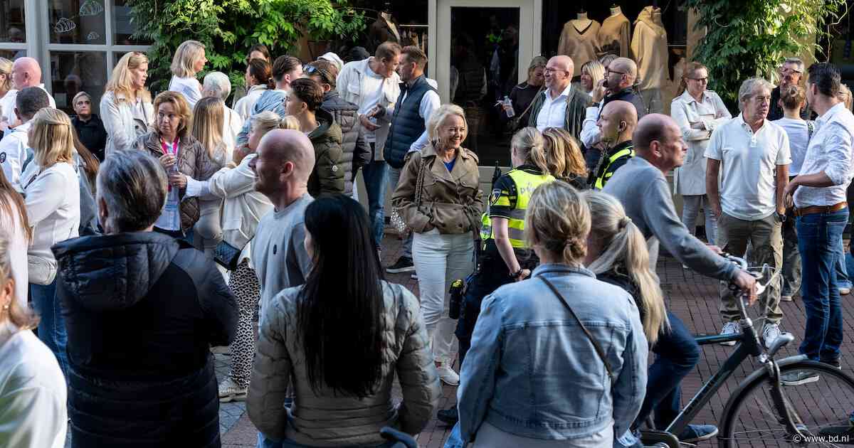 LIVE | Drukte bij aanvang raadsvergadering over de vluchtelingenopvang in Engelen