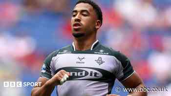 Zenon signs new Huddersfield deal
