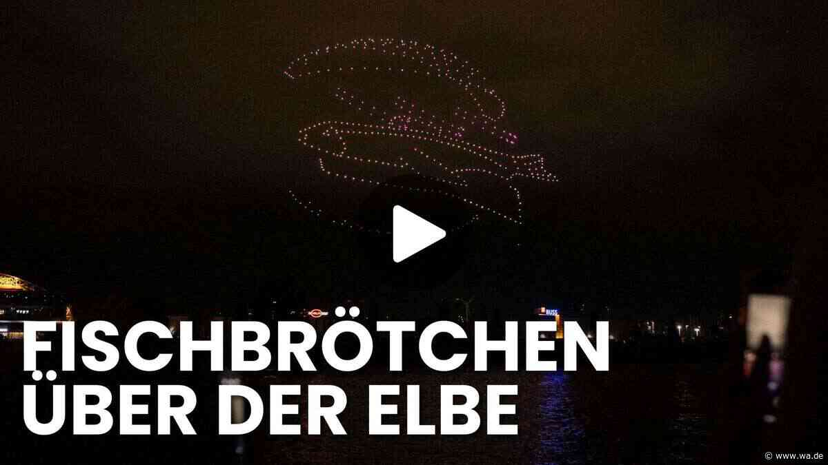 Drohnenshow im Hamburger Hafen zeigt typische norddeutsche Motive