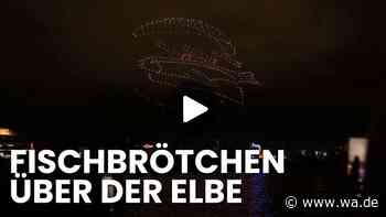 Drohnenshow im Hamburger Hafen zeigt typische norddeutsche Motive