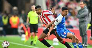 AZ krijgt al vroeg grote kans na fout achterin bij Sunderland: Ro-Zangelo Daal stuit op Robin Roefs