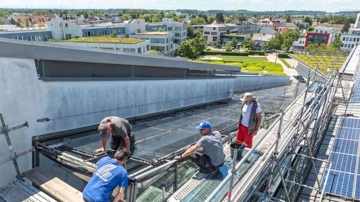 Stadthalle Germering öffnet bald – nur eine von 165 Scheiben fehlt noch
