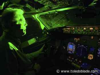 Man pleads to lesser charge for pointing laser at plane