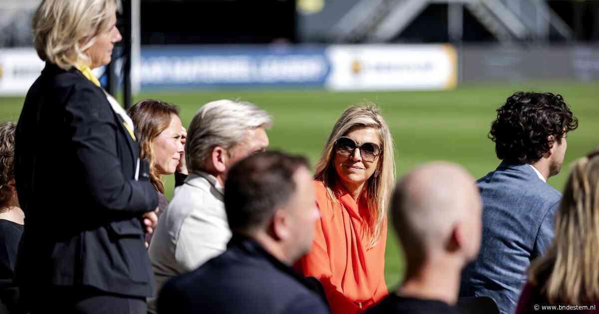 Máxima in NAC-shirt in Breda en ja, ze pinkt een traantje weg