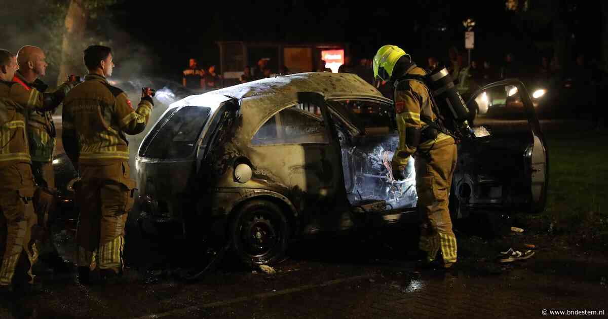 Voorruit meters gelanceerd bij autobrand in Roosendaal, politie denkt aan vuurwerkbom