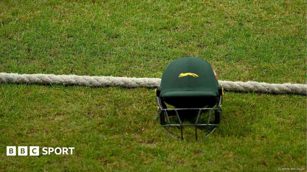 Glamorgan survival bid boosted by Leics points deduction