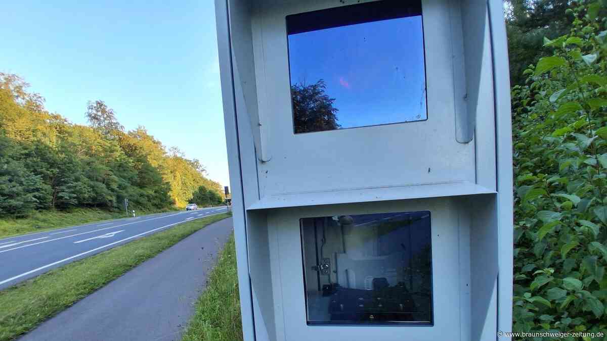 Einer von Helmstedts neuen Dauer-Blitzern ohne Kamera – das hat es damit auf sich