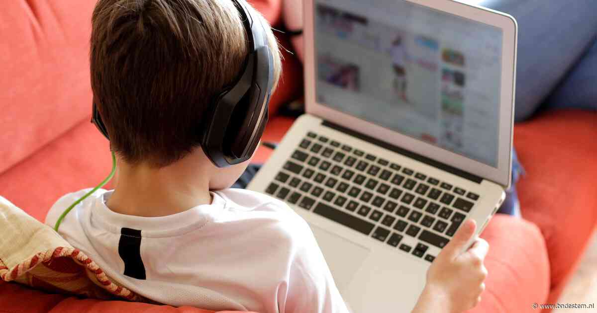 Mike (9) gebruikt vaders creditcard om groot te worden op YouTube: rekening ruim 100.000 euro
