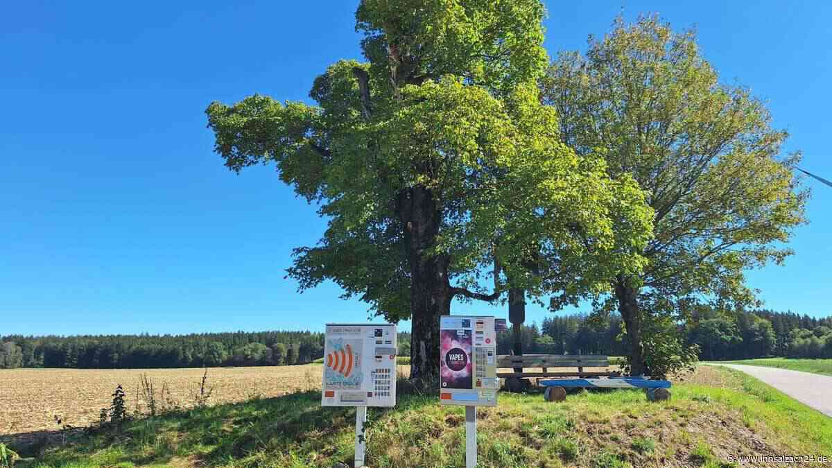 Kippen ziehen am Feldkreuz: Ist das der schönstgelegene Zigaretten-Automat in Bayern?