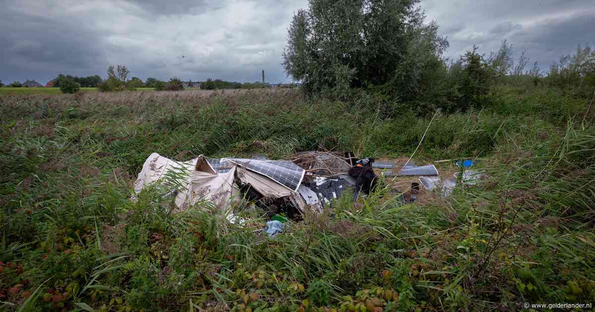 Wildkampeerder Lukas (40) slaapt al weken in de uiterwaarden: ‘I am ending’