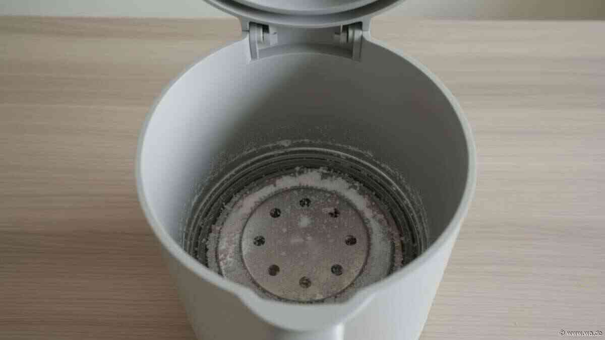 Bloß nicht entsorgen: Mit diesem Trick blitzt der Wasserkocher in 3 Minuten wieder