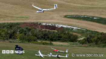Airliner narrowly misses gliders on approach to Luton
