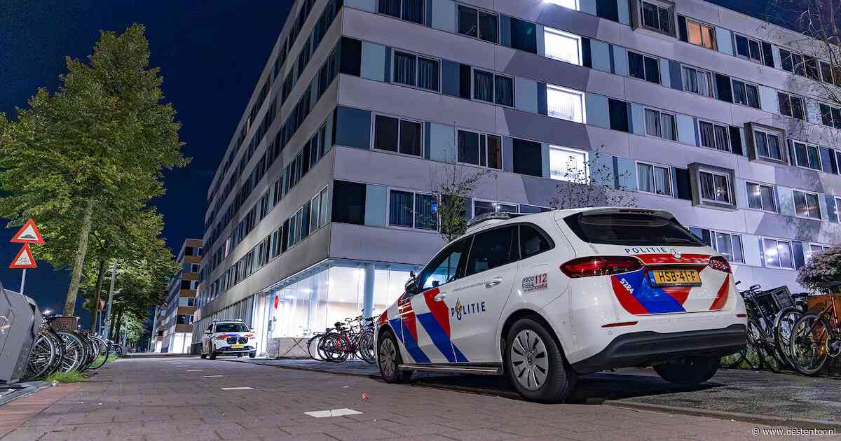 Mogelijke overval in Amsterdam appartementencomplex, politie doet onderzoek