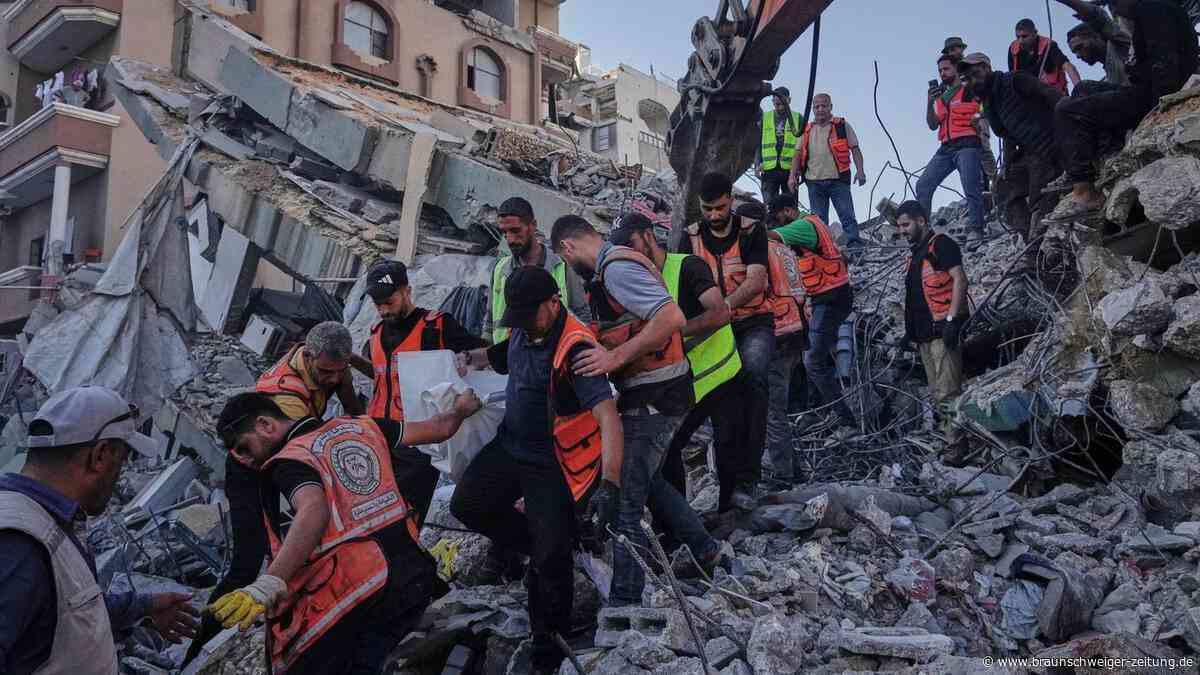 Hauseinsturz in Gaza: Weinende Väter tragen tote Kinder aus dem Krankenhaus