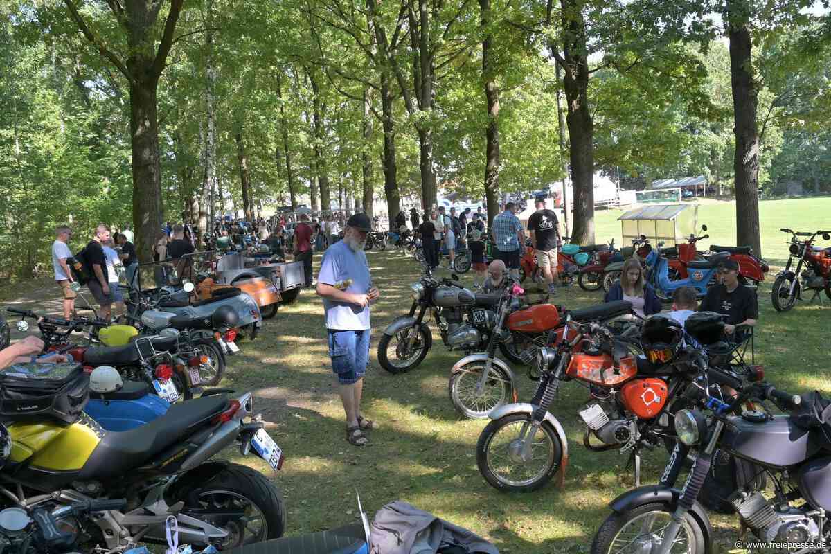 Simson- und Oldtimer-Treffen im Erzgebirge feiert 25. Jubiläum