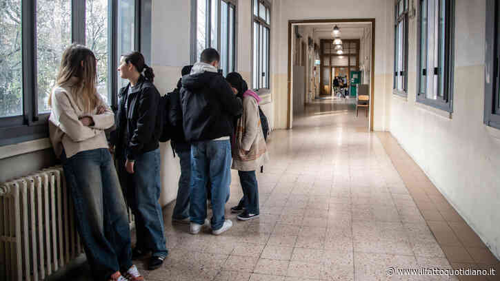 Studente fotografa l’infiltrazione a scuola e viene punito, anche l’Ufficio scolastico regionale conferma la nota