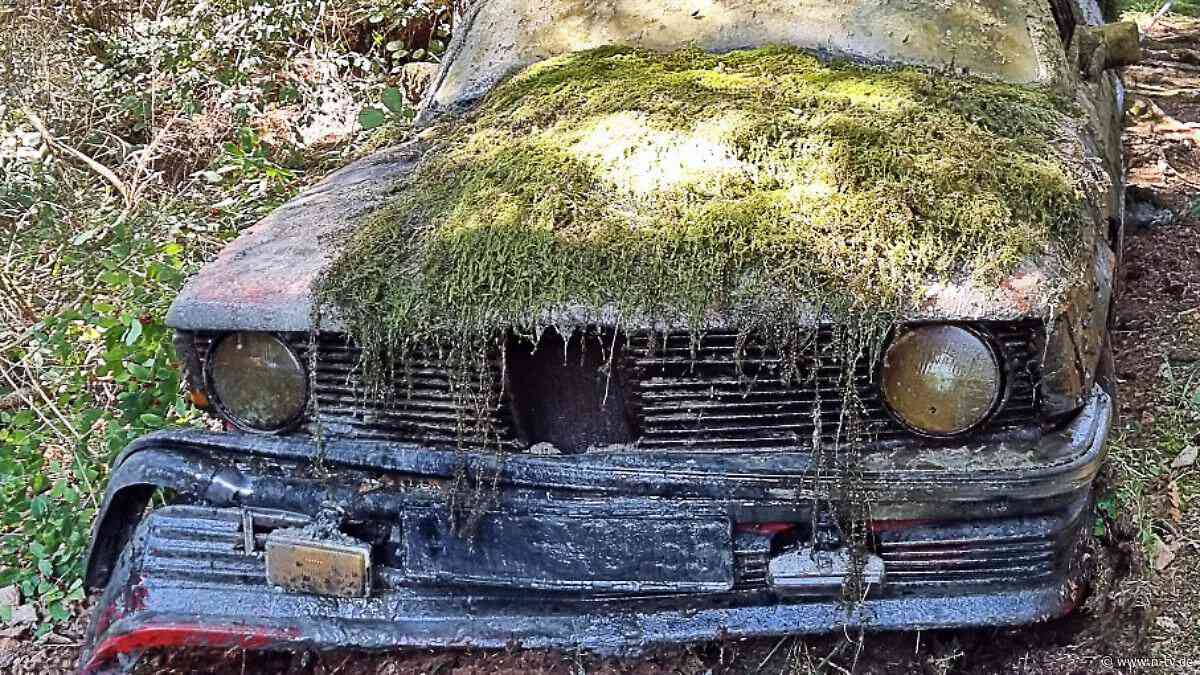 Aus dem Lech geborgen: Polizei steht bei vor Jahrzehnten versenktem Auto vor Rätsel