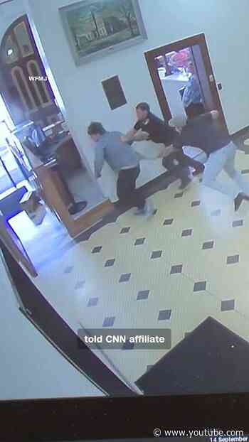 Man breaks free from handcuffs, attacks deputies after escorting him