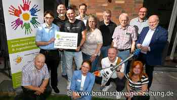 Hilfe für schwer kranke Kinder: Wolfsburger Musiker gewinnt exklusive Gitarre