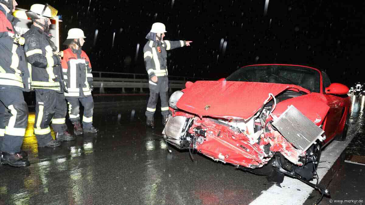 Porsche-Fahrer verliert Kontrolle: PS-Bolide kracht in Leitplanken – Trümmerteile auf A95 verteilt