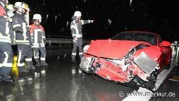 Porsche-Fahrer verliert Kontrolle: PS-Bolide kracht in Leitplanken – Trümmerteile auf A95 verteilt
