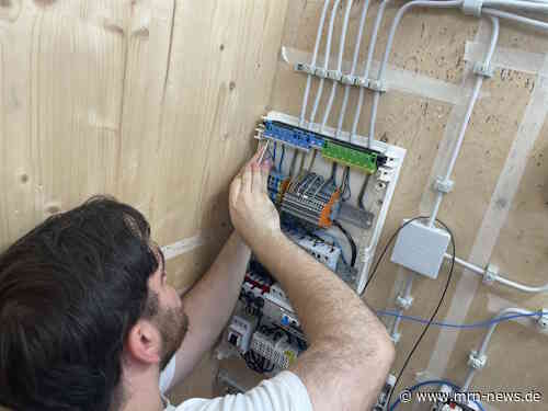 Mannheim – Praxiswochen der Handwerkskammer machen Elektrotechniker fit für die Meisterprüfung – Bildungsservice bot zweiwöchigen Vollzeitkurs für elf angehende Meister – Planung und Installation nah an der Prüfungsaufgabe