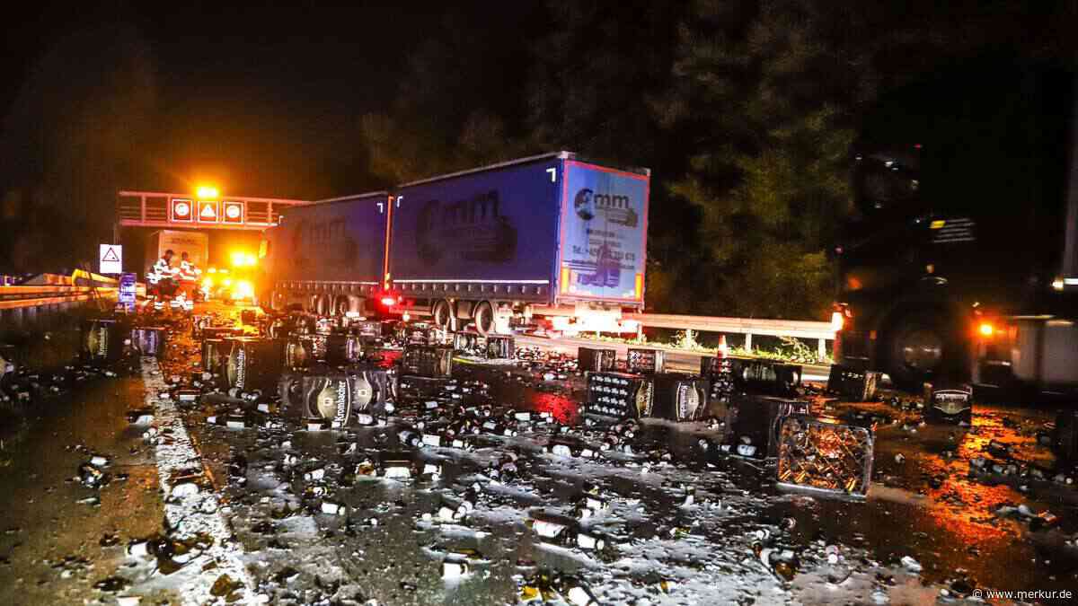 Lkw verliert hunderte Bierkästen – Autobahn stundenlang gesperrt