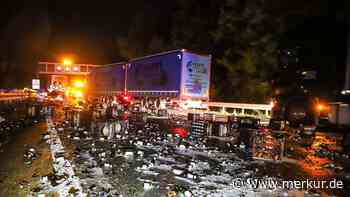 Lkw verliert hunderte Bierkästen – Autobahn stundenlang gesperrt