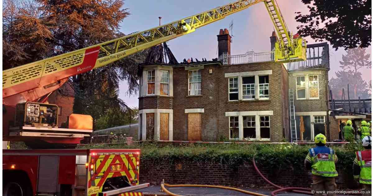 LIVE as major house fire closes Croydon road with 'strong smell of burning'