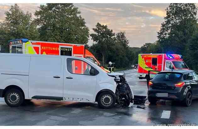 POL-HX: Zusammenstoß im Kreuzungsbereich - zwei Personen leicht verletzt