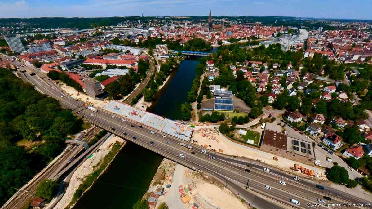 Panne beim Abriss der Adenauerbrücke: Betonbrocken fallen auf Bahngleise, Zugstrecke stundenlang gesperrt