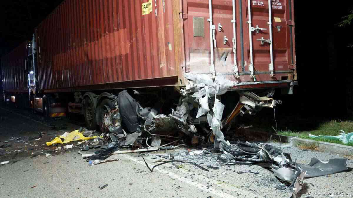 Porsche rast unter Lkw und zerschellt komplett – Fahrer (†27) stirbt bei Horror-Crash