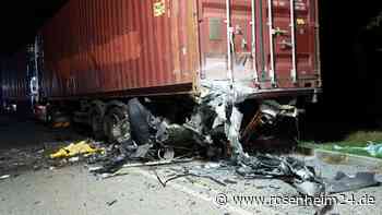 Porsche rast unter Lkw und zerschellt komplett – Fahrer (†27) stirbt bei Horror-Crash