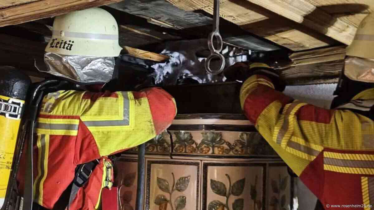 Brand in Bauernhaus in Schliersee – kaputter Kachelofen führt zu größerem Feuerwehreinsatz